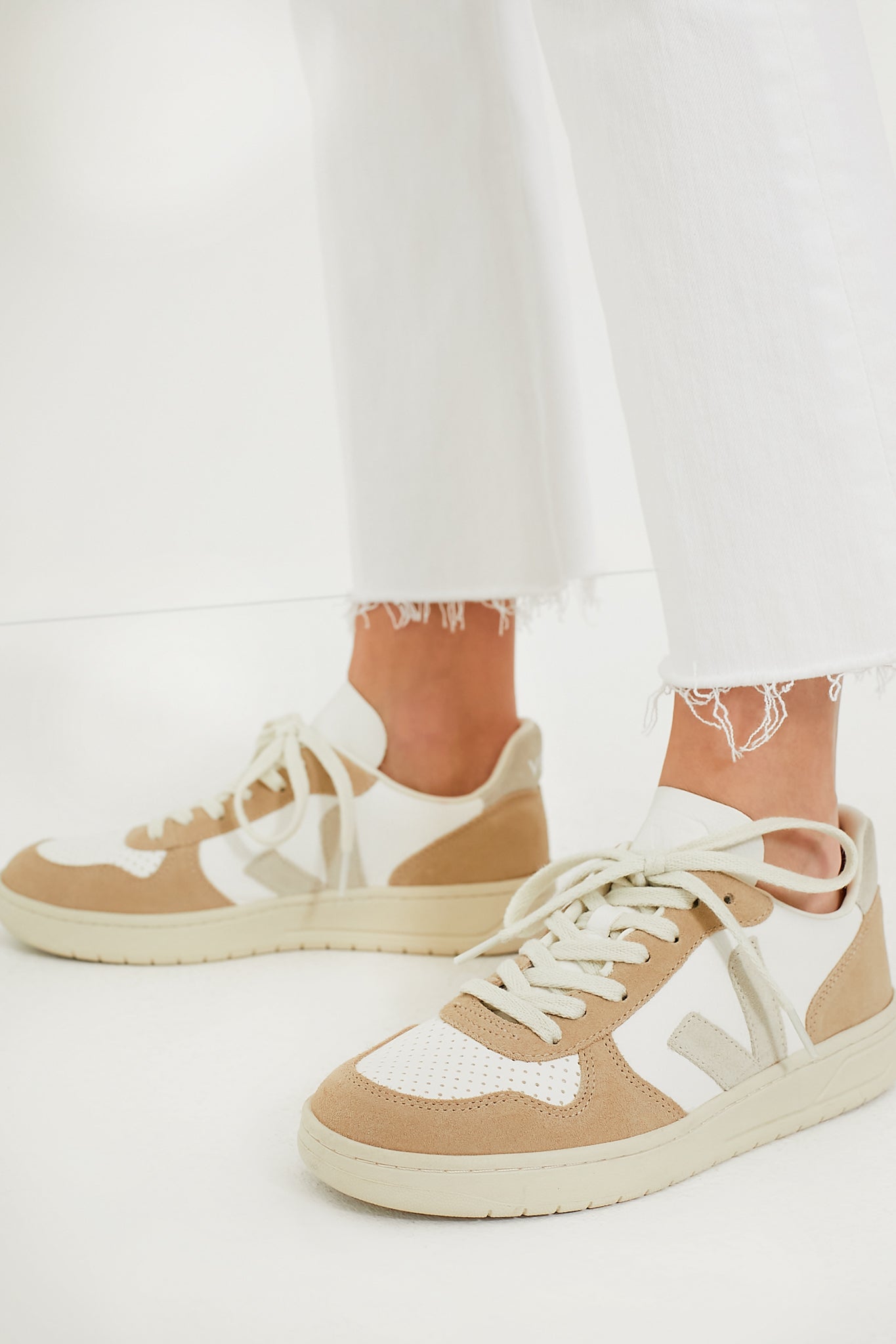 Veja Extra White Natural Sahara V-10 Sneakers